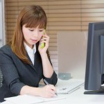 電話する女性